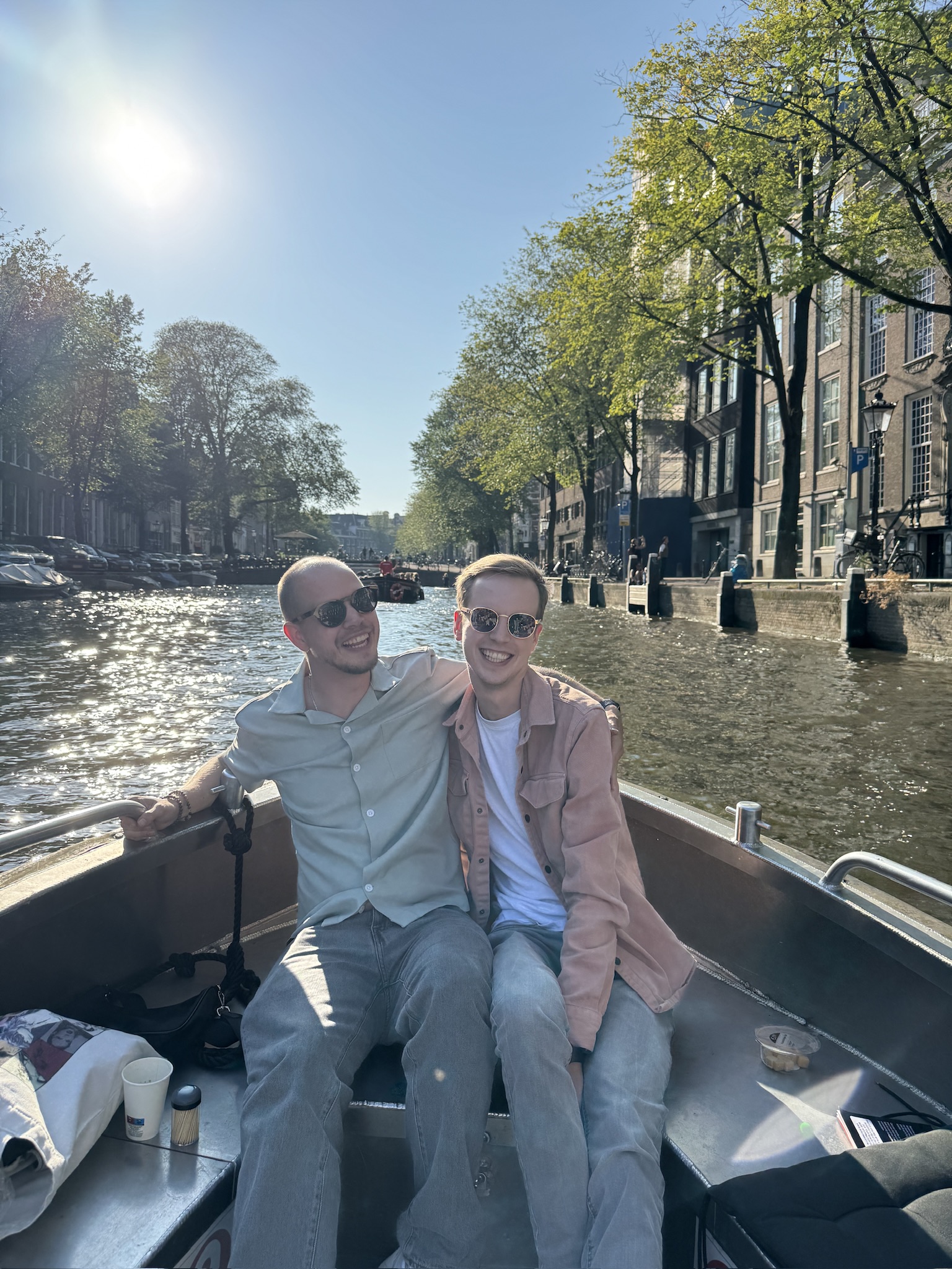 Koen en Rutger samen op een boot in de gracht